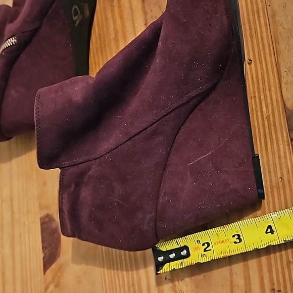 BCBG burgundy wedge ankle boots with gold side zippers size 10 - Picture 10 of 10